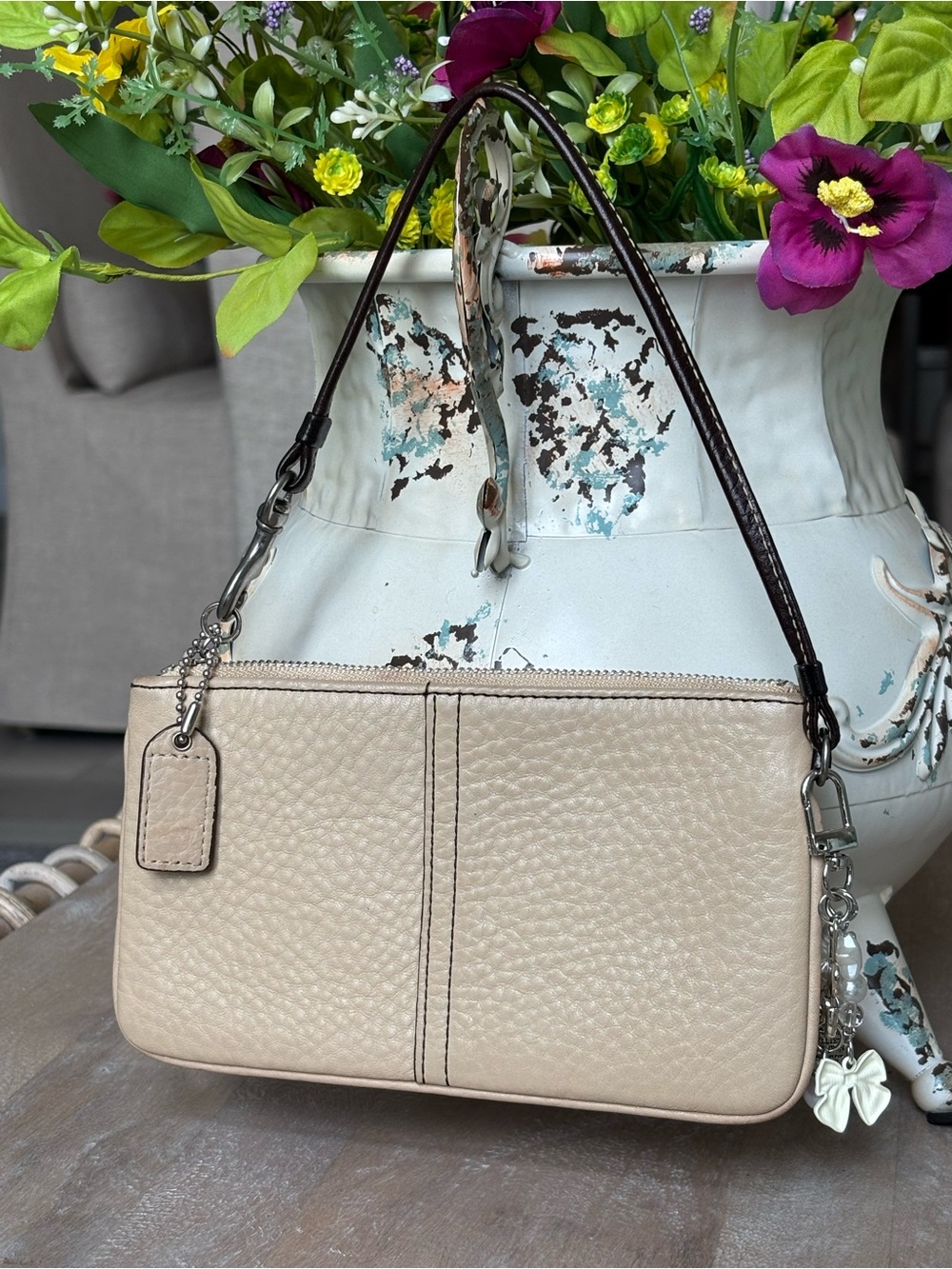 🤎⭐️COACH Chelsea Large Leather Wristlet⭐️🤎 - Picture 3 of 8
